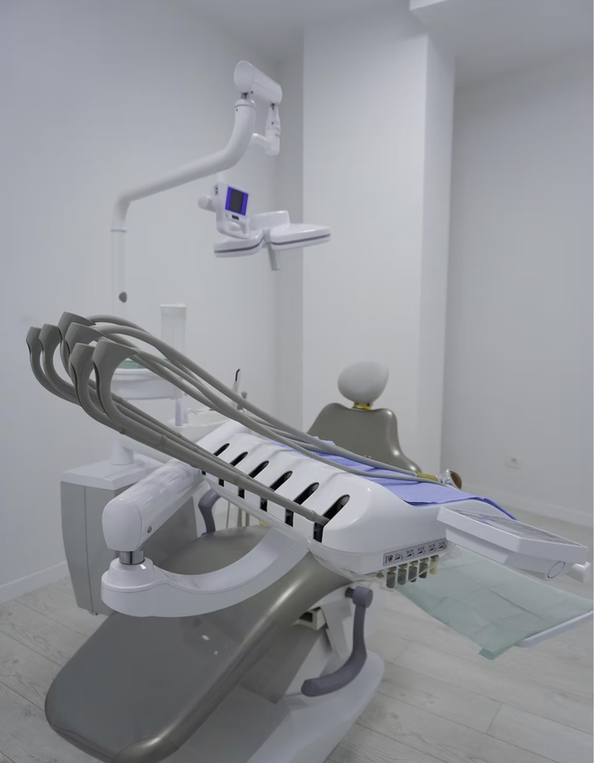 Iceberg Dental Clinic — interno moderno della clinica a Tirana